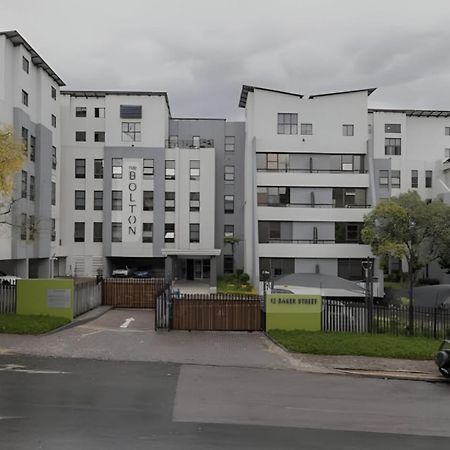 Lovely Rosebank 1-Bedroom Condo With Pool & Cinema Йоханесбург Екстериор снимка