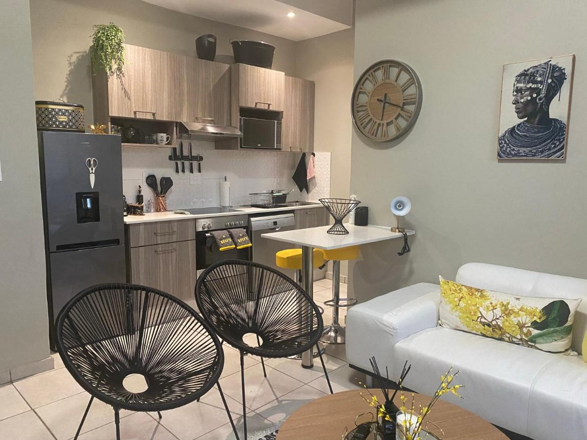 Lovely Rosebank 1-Bedroom Condo With Pool & Cinema Йоханесбург Екстериор снимка