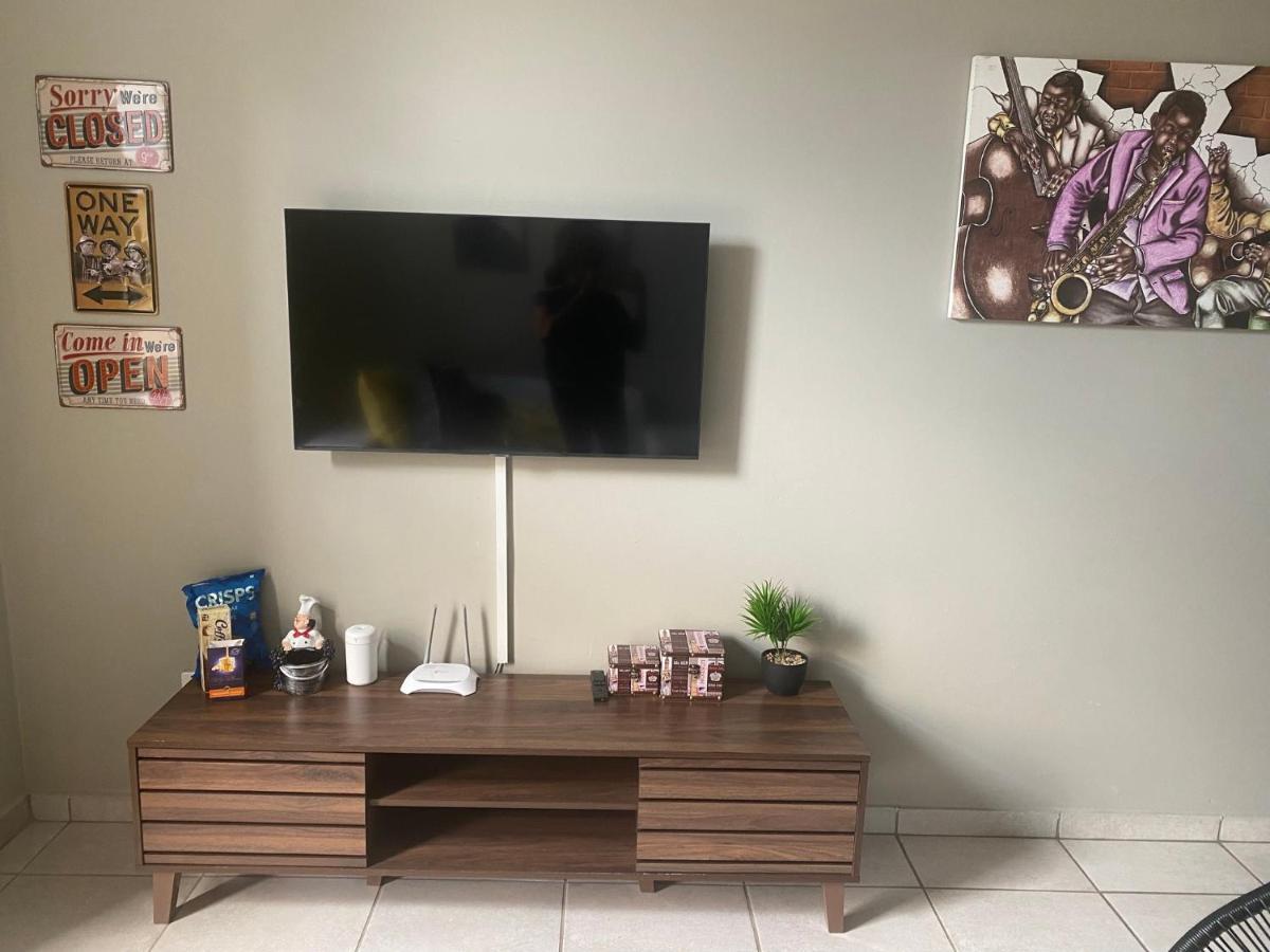 Lovely Rosebank 1-Bedroom Condo With Pool & Cinema Йоханесбург Екстериор снимка