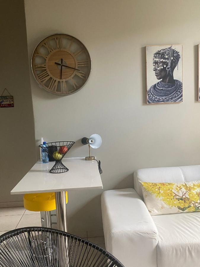 Lovely Rosebank 1-Bedroom Condo With Pool & Cinema Йоханесбург Екстериор снимка