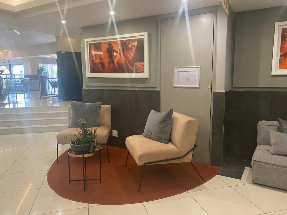 Lovely Rosebank 1-Bedroom Condo With Pool & Cinema Йоханесбург Екстериор снимка