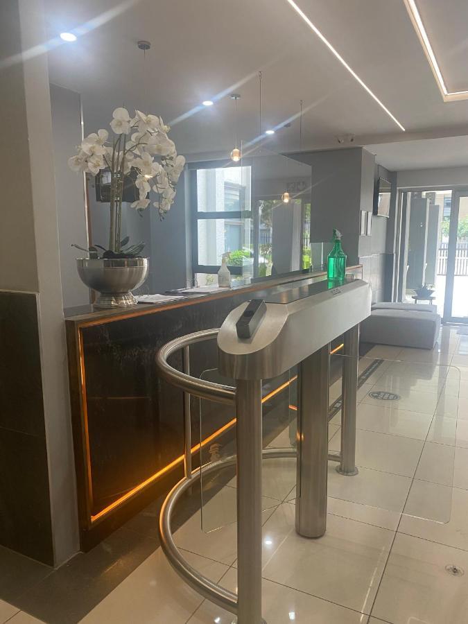 Lovely Rosebank 1-Bedroom Condo With Pool & Cinema Йоханесбург Екстериор снимка