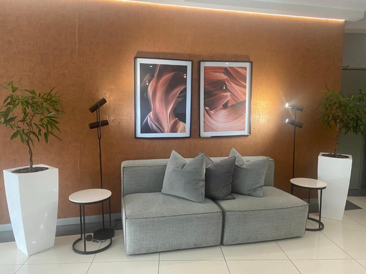 Lovely Rosebank 1-Bedroom Condo With Pool & Cinema Йоханесбург Екстериор снимка