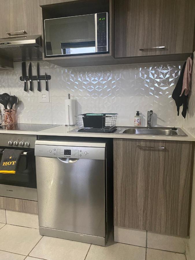 Lovely Rosebank 1-Bedroom Condo With Pool & Cinema Йоханесбург Екстериор снимка