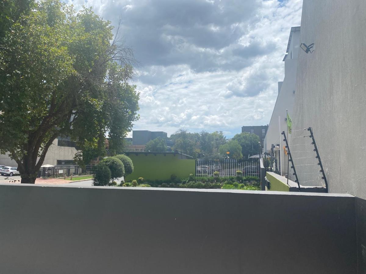 Lovely Rosebank 1-Bedroom Condo With Pool & Cinema Йоханесбург Екстериор снимка
