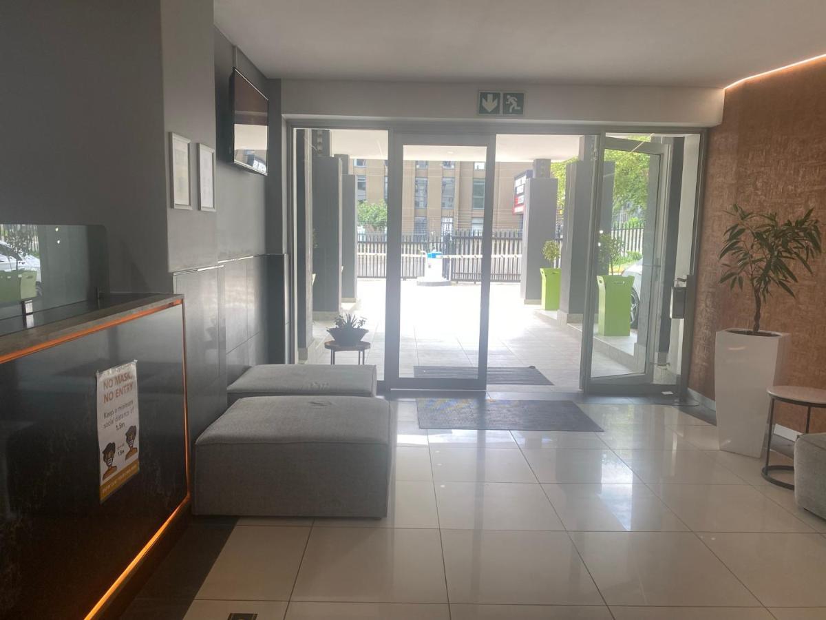Lovely Rosebank 1-Bedroom Condo With Pool & Cinema Йоханесбург Екстериор снимка