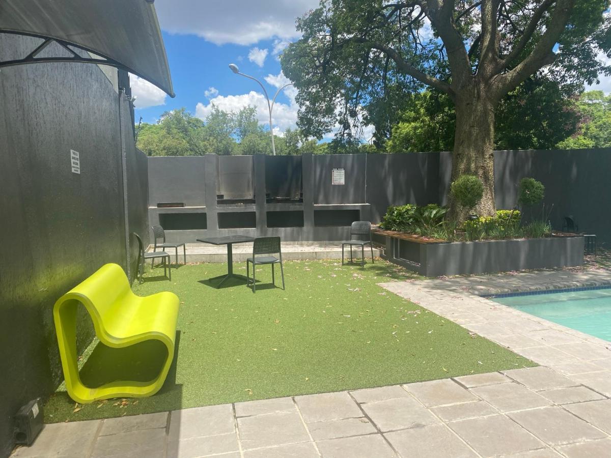 Lovely Rosebank 1-Bedroom Condo With Pool & Cinema Йоханесбург Екстериор снимка