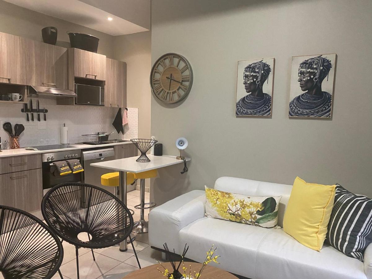 Lovely Rosebank 1-Bedroom Condo With Pool & Cinema Йоханесбург Екстериор снимка