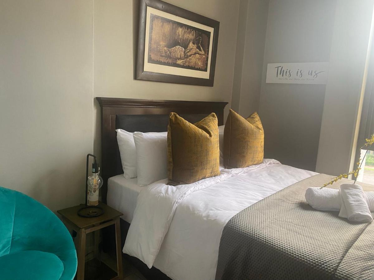 Lovely Rosebank 1-Bedroom Condo With Pool & Cinema Йоханесбург Екстериор снимка