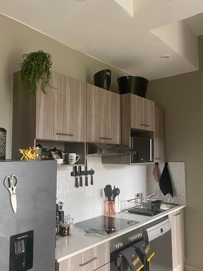 Lovely Rosebank 1-Bedroom Condo With Pool & Cinema Йоханесбург Екстериор снимка